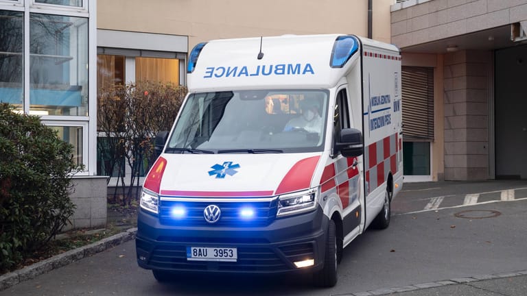 Ein tschechischer Krankenwagen (Symbolbild): Die Sängerin wollte durch ihre Infektion die Impfung umgehen.