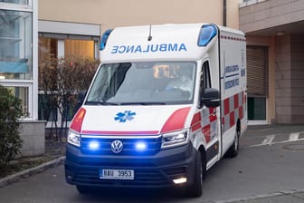 Ein tschechischer Krankenwagen (Symbolbild): Die Sängerin wollte durch ihre Infektion die Impfung umgehen.