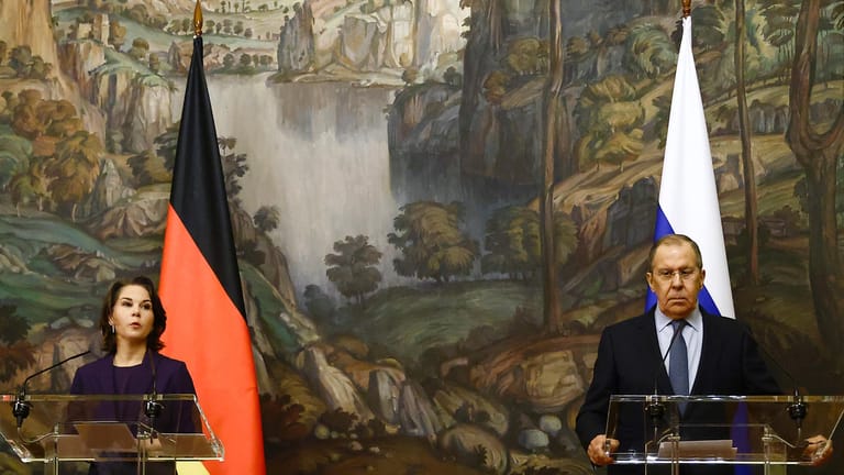 Die deutsche Außenministerin Baerbock am Dienstag beim russischen Außenminister Lawrow: "Etwas einfallen lassen, damit Putin wieder freundlich zu uns ist"
