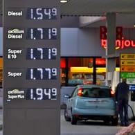 Ein Mann tankt seinen Wagen (Symbolbild): Sprit ist in Deutschland so teuer wie seit Jahren nicht mehr.