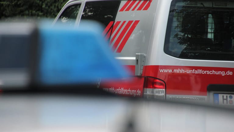 Rettungsdienst und Polizei in Hannover (Symbolfoto): In einer Schule wurden am Morgen 14 Schüler verletzt.