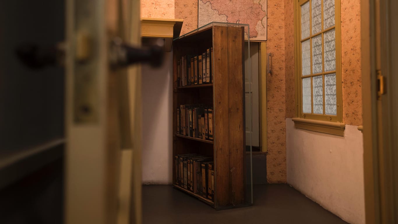 Der Durchgang zum Versteck der Franks im Anne-Frank-Haus Amsterdam: Historiker kritisieren eine neue Untersuchung zum Verrat der Familie scharf.