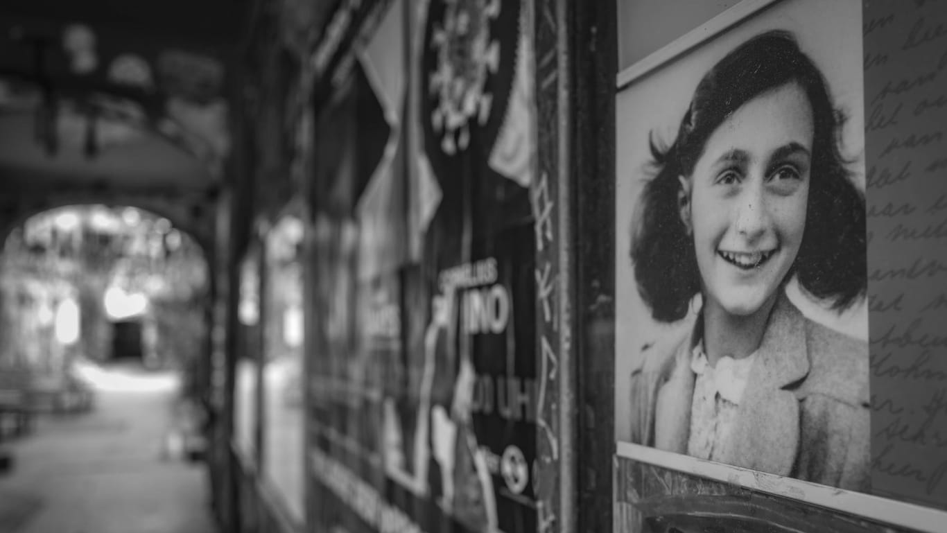 Foto von Anne Frank an einer Hauswand: Ein Historiker ist der Meinung, die neue Untersuchung zum Verrat von Anne Frank sei "verleumderischer Unsinn".