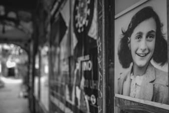 Foto von Anne Frank an einer Hauswand: Ein Historiker ist der Meinung, die neue Untersuchung zum Verrat von Anne Frank sei "verleumderischer Unsinn".
