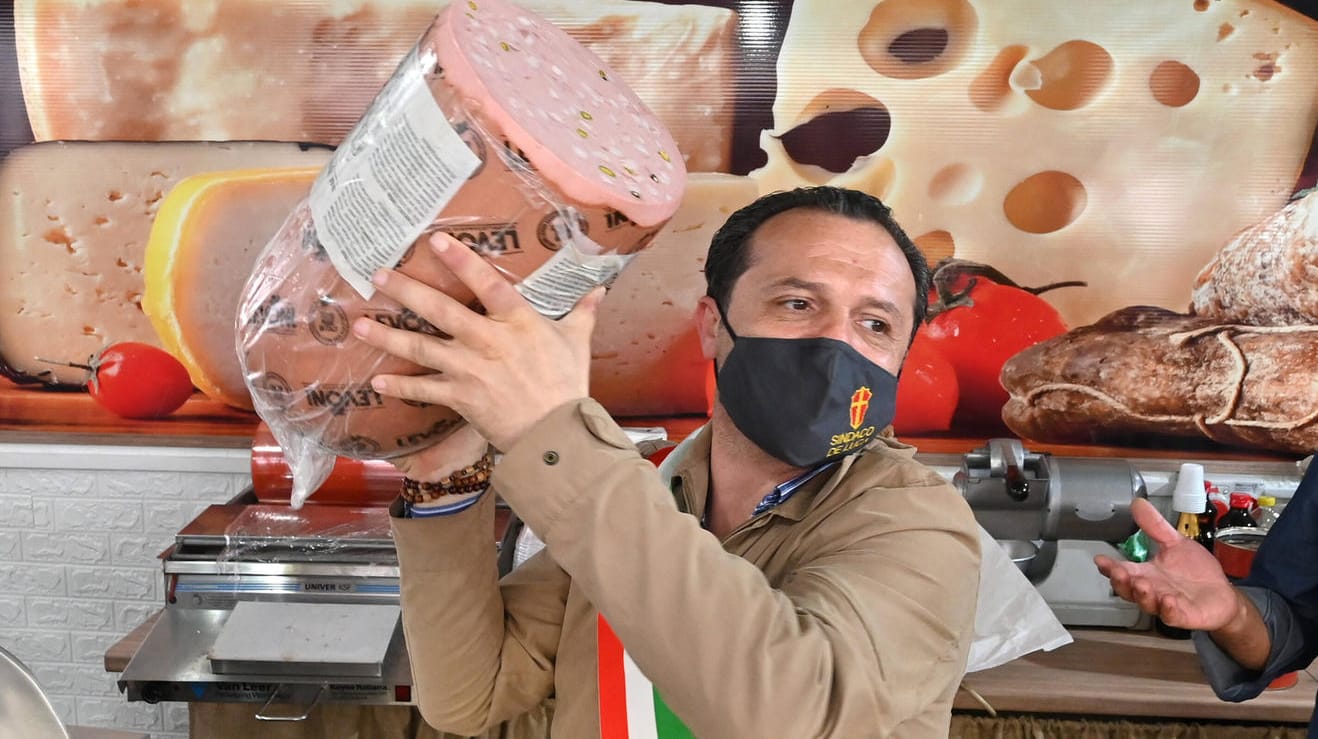 Cateno De Luca auf einem Markt (Archivbild): Der Bürgermeister protestiert mit seinem Hungerstreik gegen die Corona-Maßnahmen der Regierung in Rom.