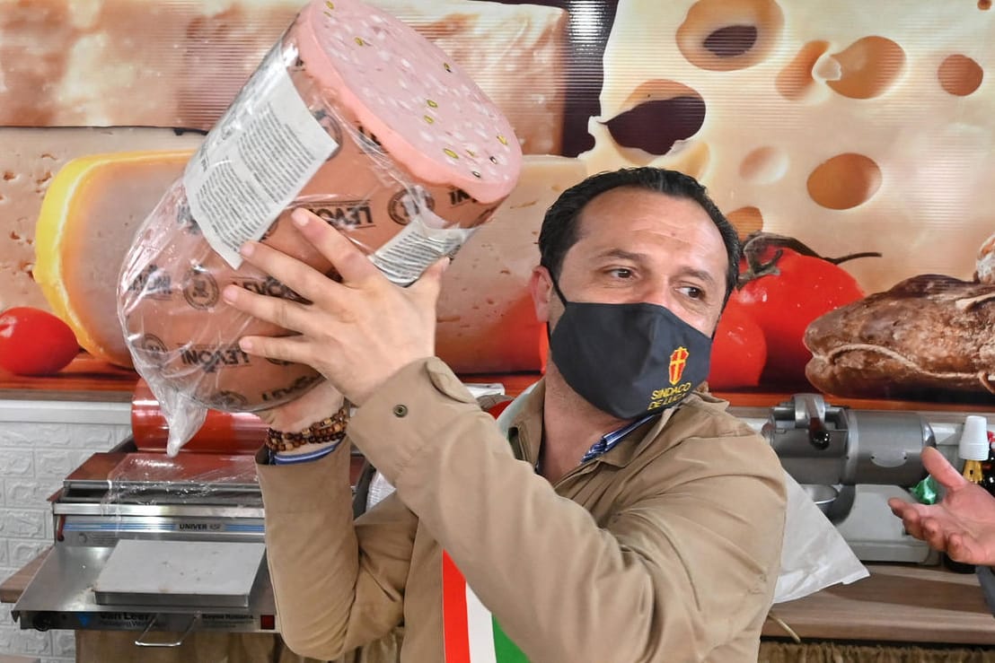 Cateno De Luca auf einem Markt (Archivbild): Der Bürgermeister protestiert mit seinem Hungerstreik gegen die Corona-Maßnahmen der Regierung in Rom.