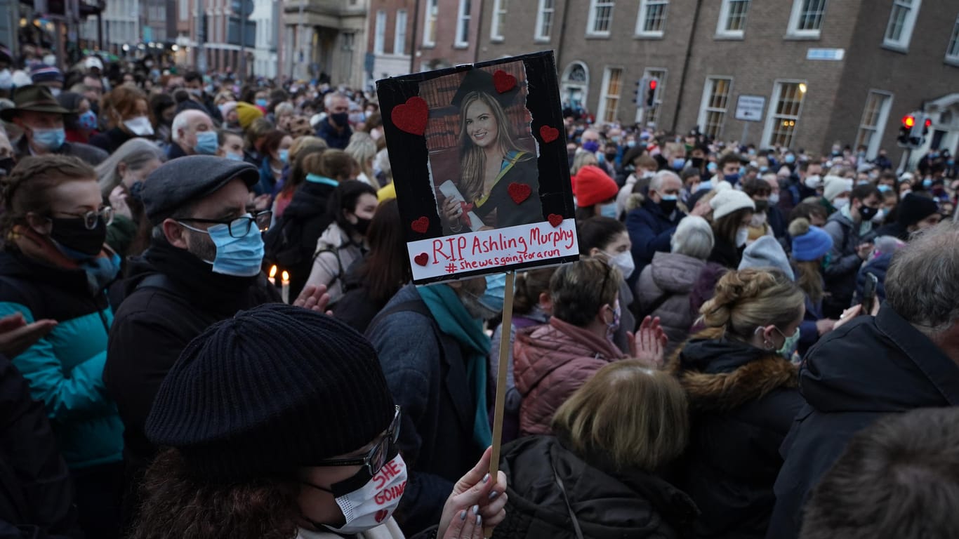 Eine Mahnwache für die getötete 23-Jährige (Archivbild): Der Mord an der jungen Lehrerin hat in ganz Irland für Entsetzen gesorgt.