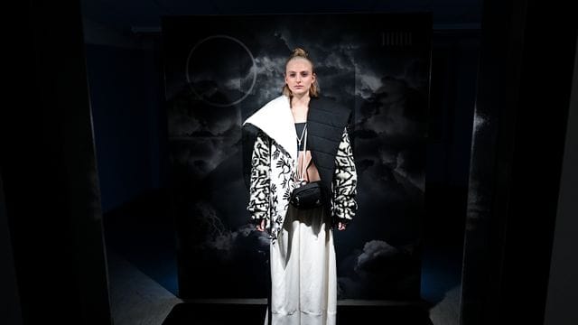 Ein Model präsentiert bei der Fashion Show "Neonyt Installation"