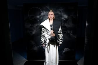 Ein Model präsentiert bei der Fashion Show "Neonyt Installation"