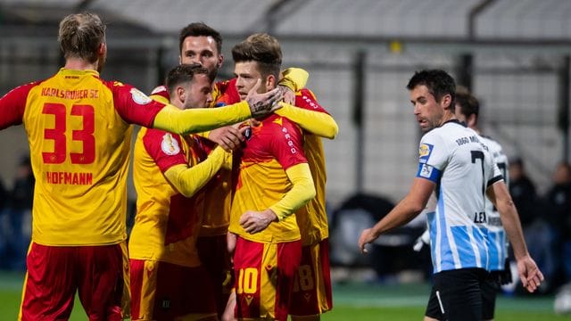 Die Spieler vom Karlsruher SC feiern Elfmeter-Torschütze Marvin Wanitzek. Die Spieler vom Karlsruher SC feiern Elfmeter-Torschütze Marvin Wanitzek.