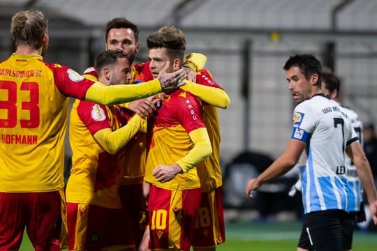 Die Spieler vom Karlsruher SC feiern Elfmeter-Torschütze Marvin Wanitzek.