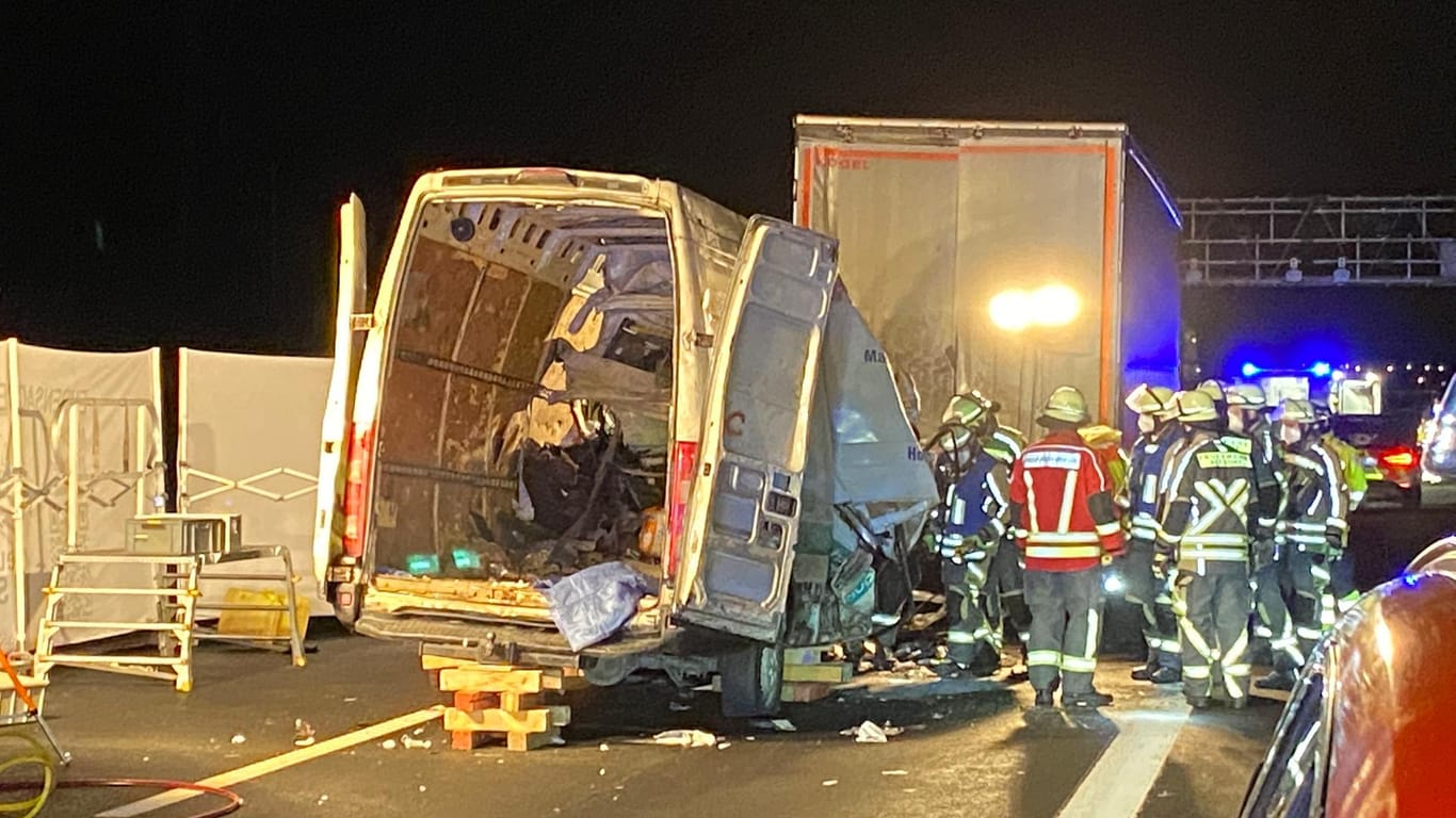 Unglück auf der A3 bei Nürnberg: Rettungskräfte sicherten die Unfallstelle ab.