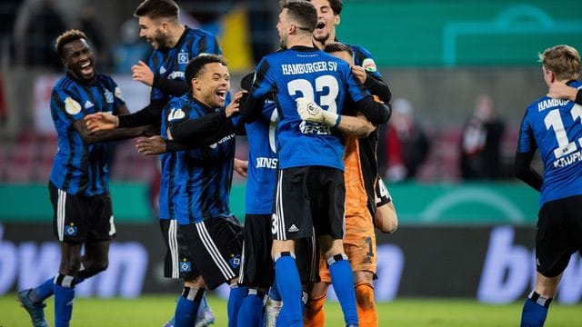 Die Spieler des Hamburger SV freuen sich über den Sieg im Elfmeterschießen. Die Spieler des Hamburger SV freuen sich über den Sieg im Elfmeterschießen.