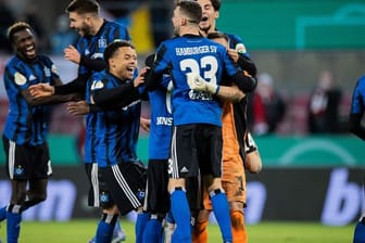 Die Spieler des Hamburger SV freuen sich über den Sieg im Elfmeterschießen.