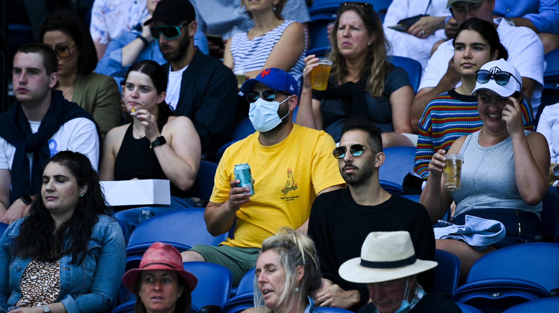 Fans bei den Australian Open: Einige tragen in den Stadien Masken, andere nicht.