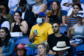 Fans bei den Australian Open: Einige tragen in den Stadien Masken, andere nicht.