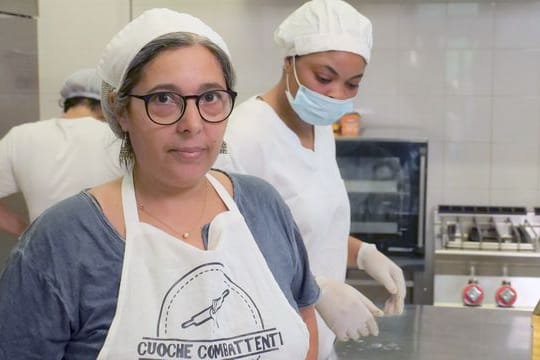 Nicoletta Cosentino in ihrer Manufaktur "Cuoche Combattenti" ("Kämpferische Köchinnen"), die sie 2017 in Palermo auf Sizilien gegründet hat.