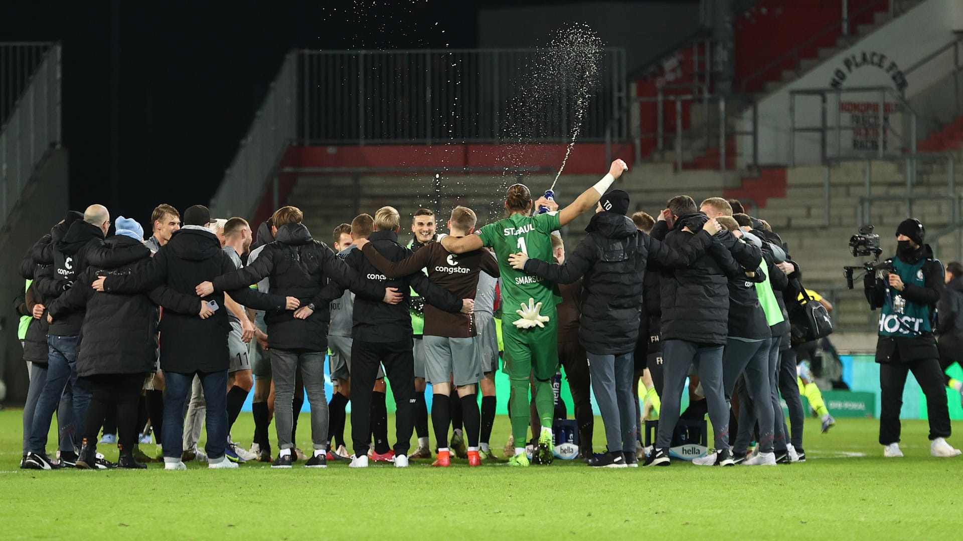 BILD 6: Paulianer feiern im Millerntor-Stadion, wegen dieses doofen Dings mit C leider fast ohne Zuschauer.