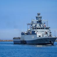 Die "Korvette Braunschweig" im Warnemünder Seekanal: Die Ukraine hofft auf deutsche Kriegsschiffe.