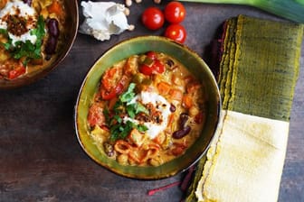 Der marokkanische Eintopf wird mit einem Klecks Kokosjoghurt, Petersilienblättchen und einer eigenen Gewürzkreation getoppt.