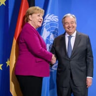 Angela Merkel und Antonio Guterres (Archiv): Der UN-Chef soll ihr den Vorsitz in einem hochrangig besetzten Beratungsgremium angeboten haben.