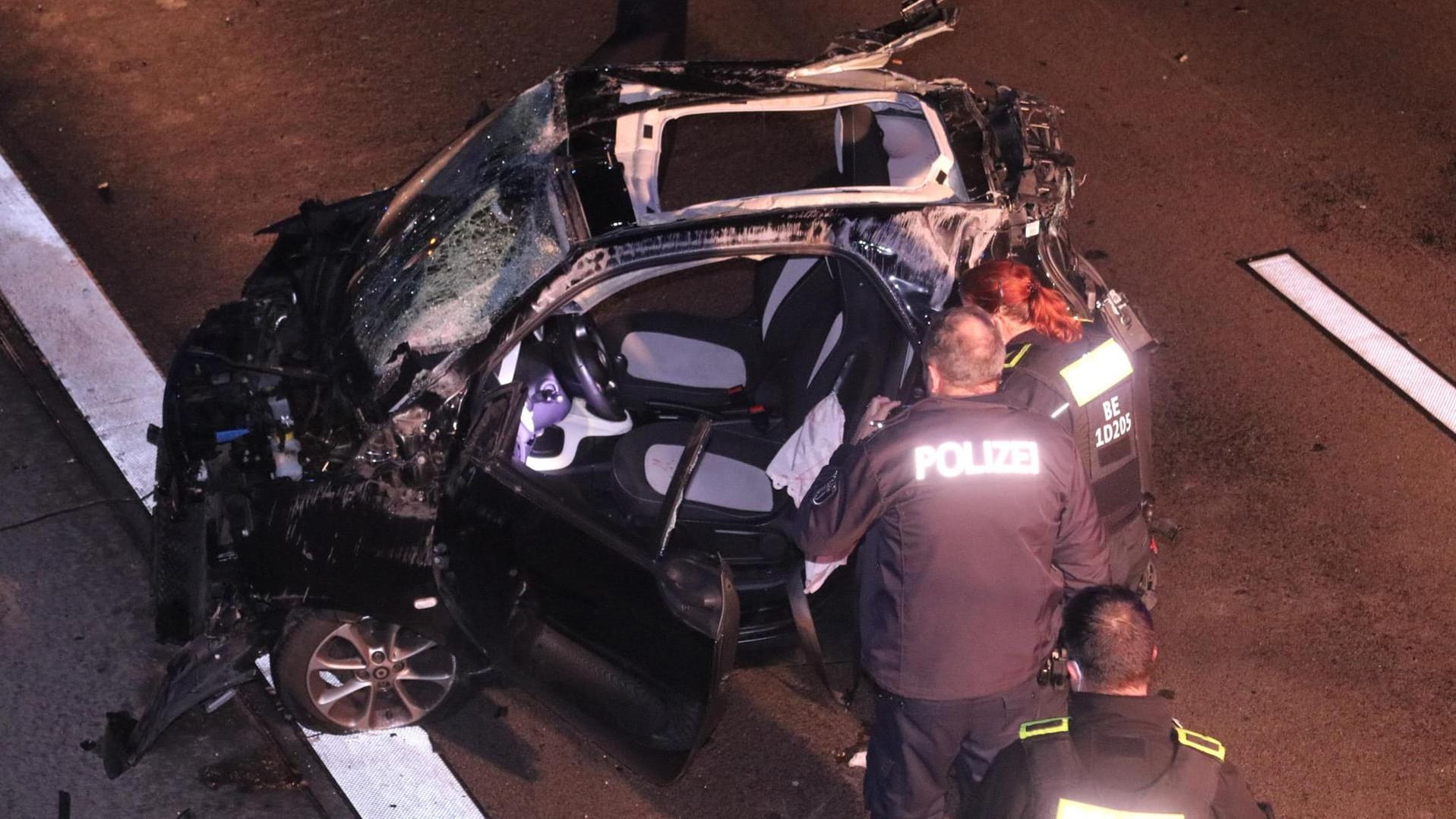 Ein demoliertes Fahrzeug: Der Insasse verletzte sich während des Unfalls schwer. Ein demoliertes Fahrzeug: Der Insasse verletzte sich während des Unfalls schwer.