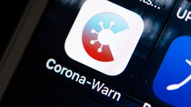 An der Corona-Warn-App gibt es weiter Kritik - auch wegen Omikron.