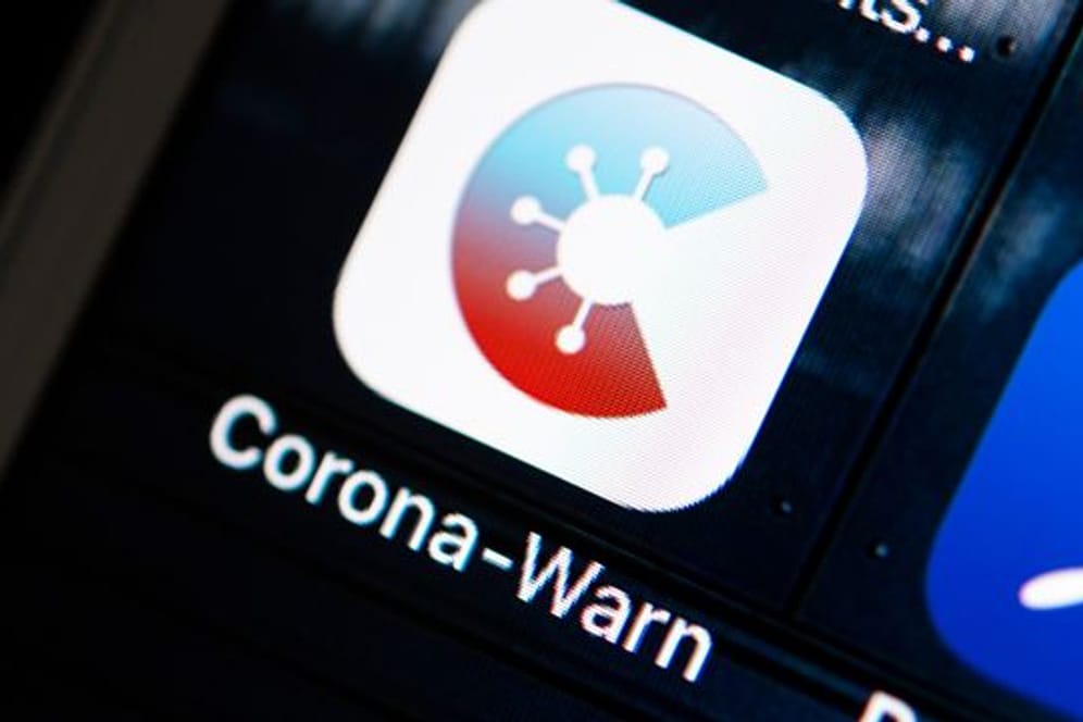 An der Corona-Warn-App gibt es weiter Kritik - auch wegen Omikron.