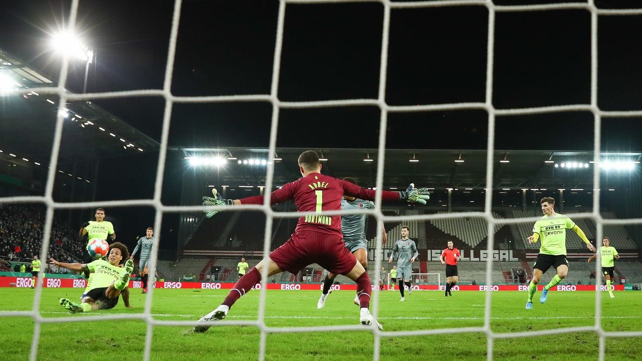 Dortmunds Torwart Gregor Kobel konnte dasa Eigentor durch Axel Witsel nicht verhindern. Dortmunds Torwart Gregor Kobel konnte dasa Eigentor durch Axel Witsel nicht verhindern.