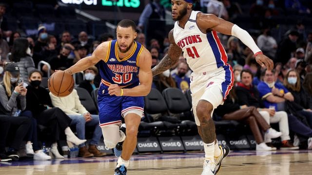 Stephen Curry (l) ist bei den Golden State Warriors zurück.