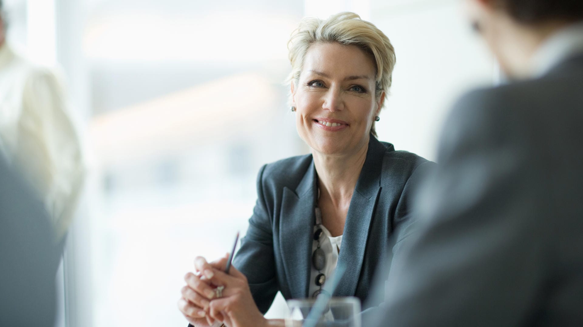 Geschäftsfrau bei einem Meeting (Symbolbild): Die Frauenanteile in Vorständen waren im vierten Quartal 2021 deutlich höher als ein Jahr zuvor.