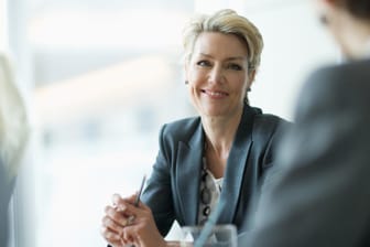 Geschäftsfrau bei einem Meeting (Symbolbild): Die Frauenanteile in Vorständen waren im vierten Quartal 2021 deutlich höher als ein Jahr zuvor.