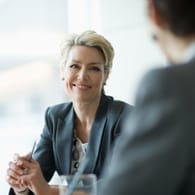 Geschäftsfrau bei einem Meeting (Symbolbild): Die Frauenanteile in Vorständen waren im vierten Quartal 2021 deutlich höher als ein Jahr zuvor.