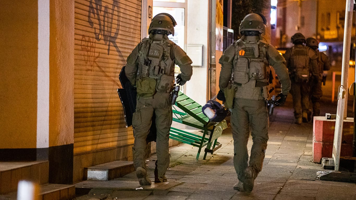 Beamte in Essen: Die Polizei durchsucht 20 Objekte.