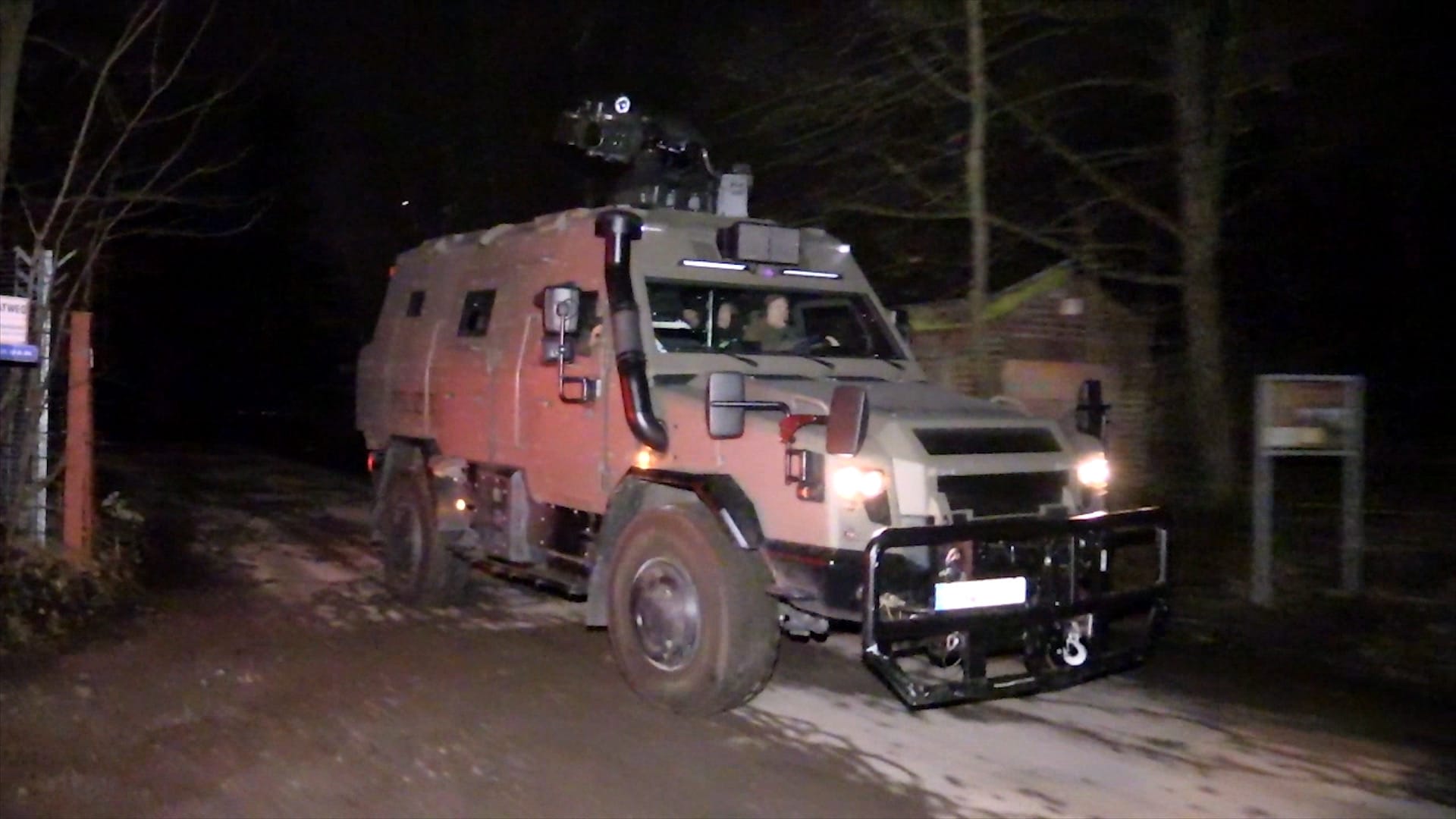 Ein Panzerwagen in Essen: Beamte sind wegen einer Großrazzia im Einsatz.