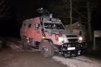 Ein Panzerwagen in Essen: Beamte sind wegen einer Großrazzia im Einsatz.