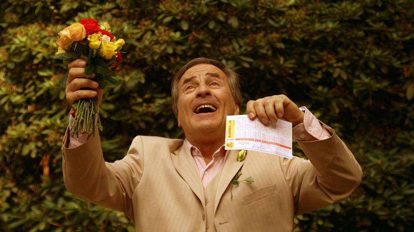 Ein Mann freut sich über seinen Lotto-Gewinn (Symbol): "Ich will mich einfach bei allen für ihre netten Nachrichten bedanken."