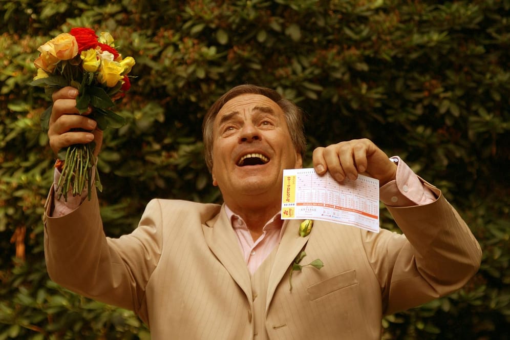 Ein Mann freut sich über seinen Lotto-Gewinn (Symbol): "Ich will mich einfach bei allen für ihre netten Nachrichten bedanken."