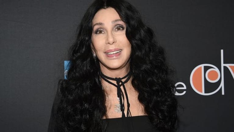 Die Sängerin Cher tut etwas für ihr Aussehen.
