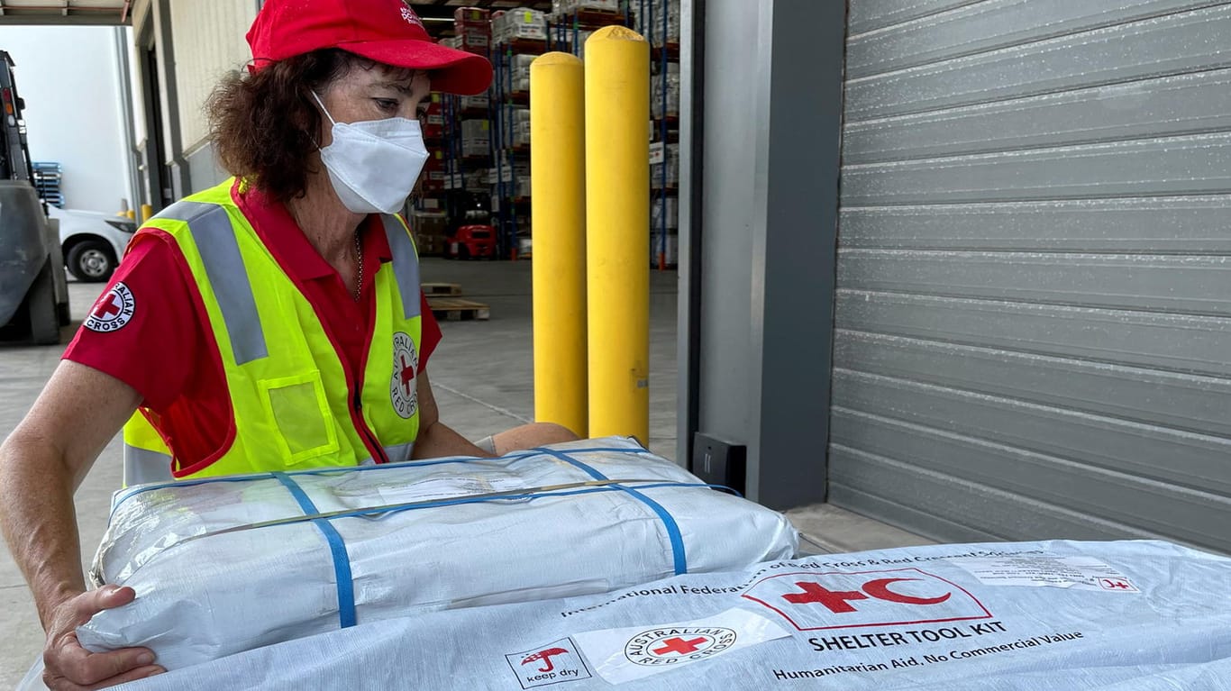 Das australische Rote Kreuz bereitet Hilfslieferungen für Tonga vor: Werden Hilfskräfte unfreiwillig das Virus mitbringen?