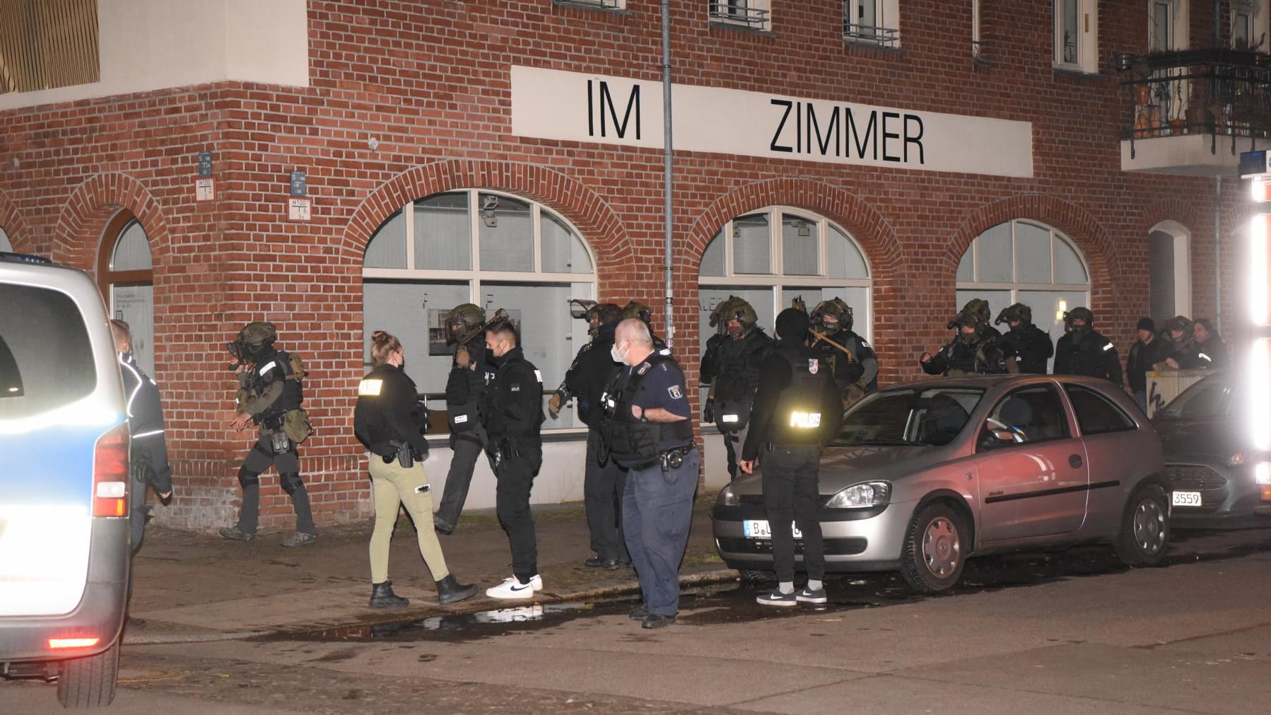 SEK-Kräfte in der Kochhanstraße in Friedrichshain: Hier ist ein Mann festgenommen worden. SEK-Kräfte in der Kochhanstraße in Friedrichshain: Hier ist ein Mann festgenommen worden.