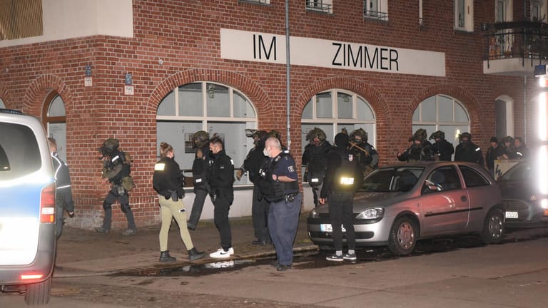 SEK-Kräfte in der Kochhanstraße in Friedrichshain: Hier ist ein Mann festgenommen worden.