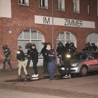 SEK-Kräfte in der Kochhanstraße in Friedrichshain: Hier ist ein Mann festgenommen worden.