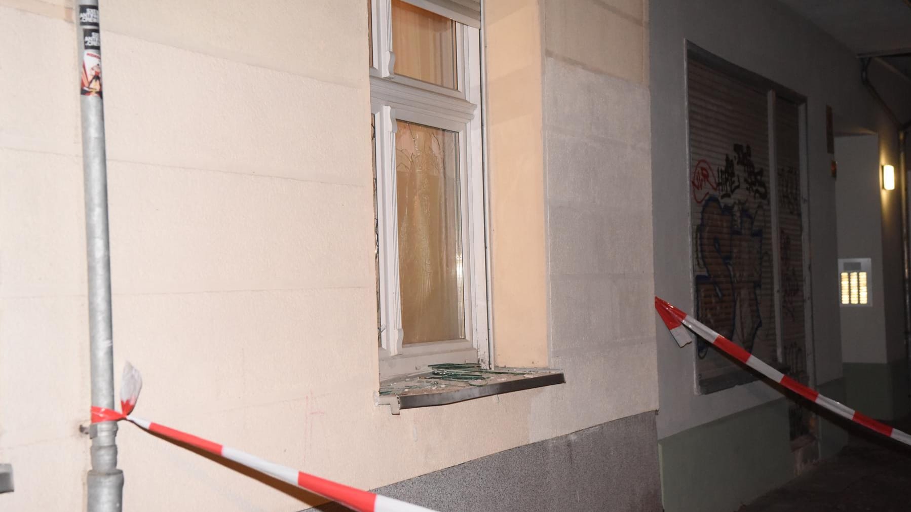 Der zersplitterten Fensterscheiben: Anwohner hatten einen lauten Knall gehört.