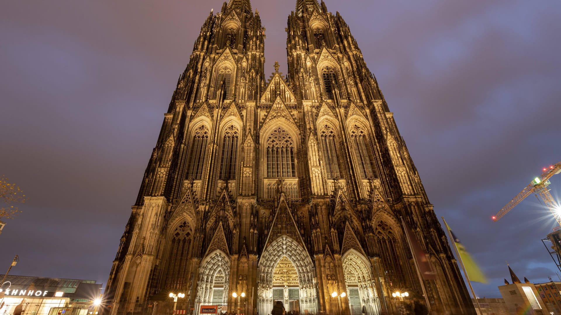 Blick auf die Frontseite des Kölner Doms (Symbolbild): Das Erzbistum steht vor finanziell schwierigen Jahren.