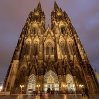 Blick auf die Frontseite des Kölner Doms (Symbolbild): Das Erzbistum steht vor finanziell schwierigen Jahren.