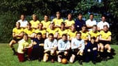 Dynamo Dresden: Die Mannschaft Anfang der 70er-Jahre unter Trainer Walter Fritzsch ( Erster.v.l.), auch Dörner war Teil des Teams (2.v.l.m.R.). Wegen des Ausfalls eines Mitspielers, wurde der 1,75 Meter große Dörner in die Abwehr beordert, die bis zum Ende seiner Laufbahn sein Spielbereich blieb.