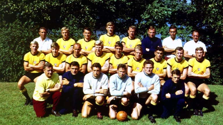 Dynamo Dresden: Die Mannschaft Anfang der 70er-Jahre unter Trainer Walter Fritzsch ( Erster.v.l.), auch Dörner war Teil des Teams (2.v.l.m.R.). Wegen des Ausfalls eines Mitspielers, wurde der 1,75 Meter große Dörner in die Abwehr beordert, die bis zum Ende seiner Laufbahn sein Spielbereich blieb.