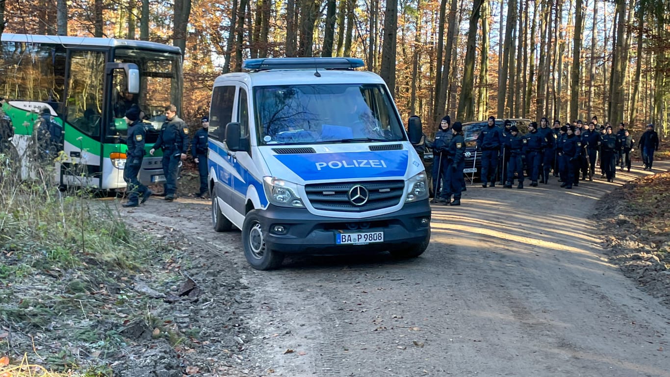 Polizeikräfte und Einsatzfahrzeuge stehen in einem Waldstück bei Kipfenberg (Archivbild): Die Suche nach weiteren Knochen von Sonja Engelbrecht musste Ende des vergangenen Jahres eingestellt werden.