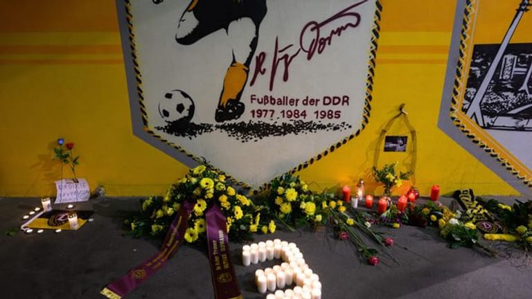 Kerzen für den verstorbenen Hans-Jürgen "Dixie" Dörner